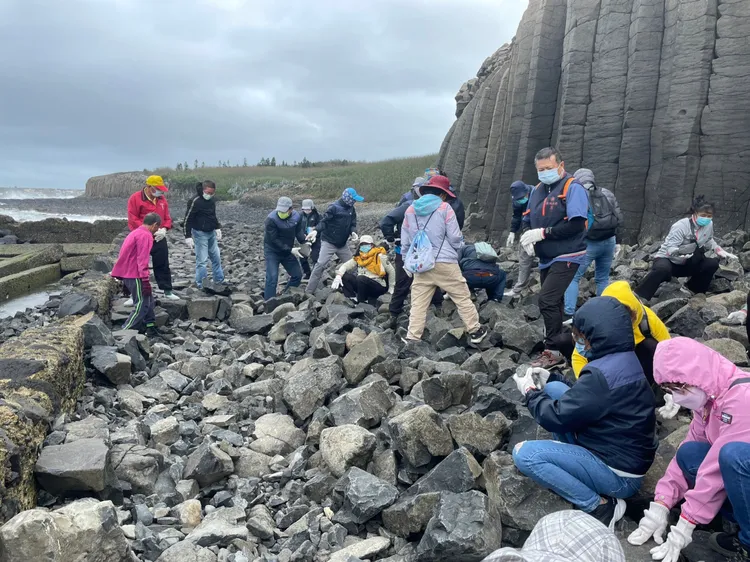 31位學員在石滬工藝匠師帶領下疊砌手作步道。澎管處提供