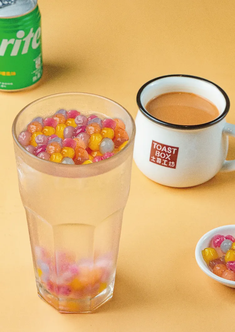 蔬果珍珠可配上蘇打水，更能看出其繽紛色澤，甚至南洋咖啡、南洋奶茶也適合。業者提供