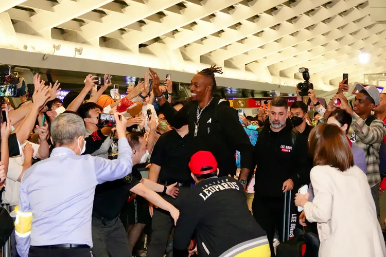 霍華熱情的幫球迷簽名。施昂強攝