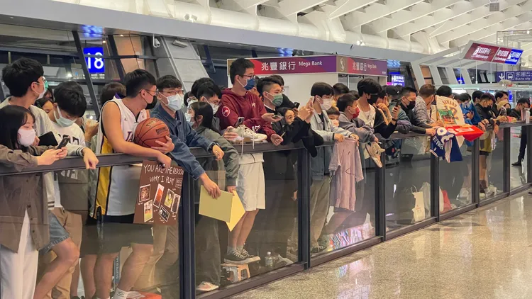 球迷在機場等候接機。施昂強攝