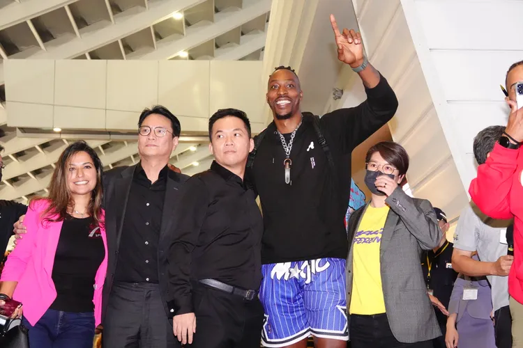 霍華跟球團人員合照，開心比ya。施昂強攝