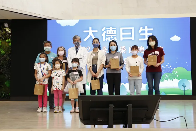 北榮副院長馬旭(後左3）與捐贈者家屬合影。北榮提供