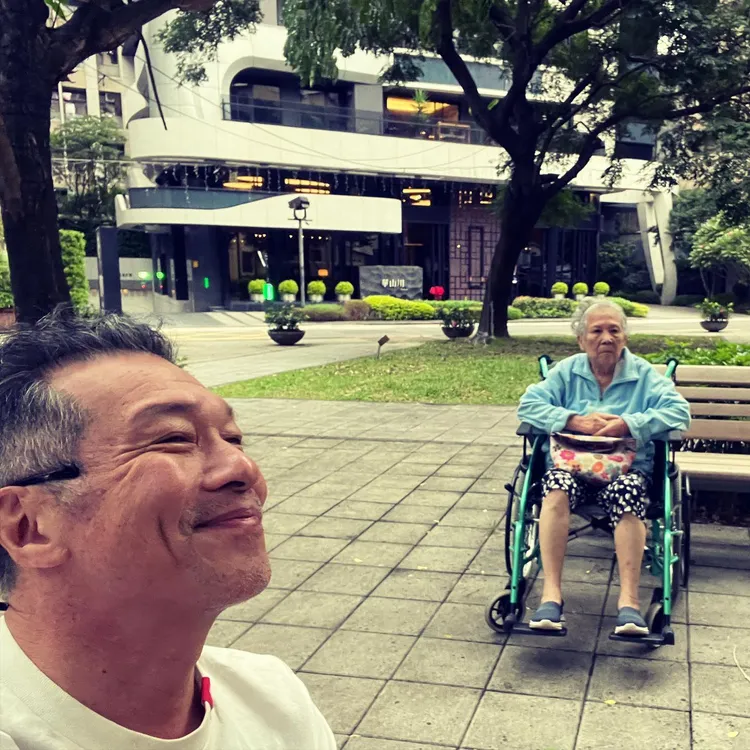 黃仲崑（左）自嘲不紅了才可常陪在媽媽身邊。翻攝黃仲崑臉書