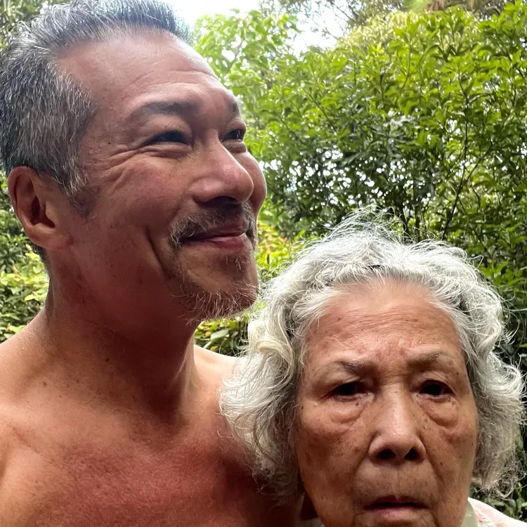 黃仲崑（左）和媽媽關係緊密。翻攝黃仲崑臉書