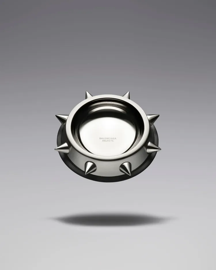 BALENCIAGA金屬刺釘裝飾寵物碗，2萬5750元。品牌提供
