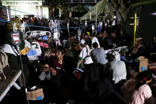 印尼地震增至162死多為孩童 數百傷患滿到醫院停車場搶救