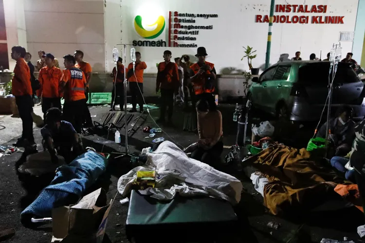 傷患擠在醫院外救治。路透社