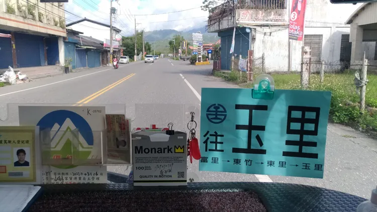 民眾拍下搭乘接駁車畫面。翻攝畫面