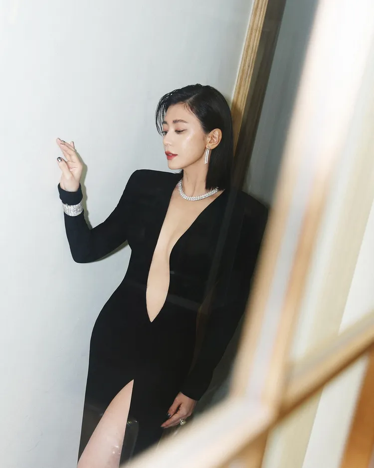賈靜雯昨超辣頒獎。翻攝賈靜雯IG