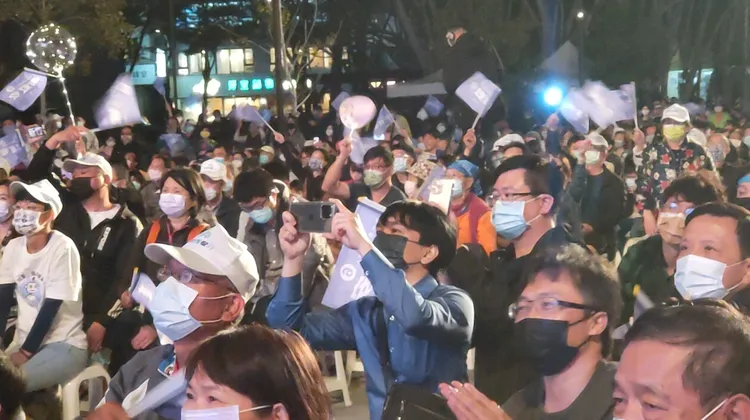 現場支持者歡欣鼓舞。莊淇鈞攝