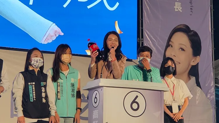 高虹安向支持者表示自己喜歡喝奶茶不是喝可樂。莊淇鈞攝