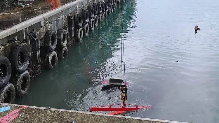 陳男紅色轎車被打撈上岸。讀者提供