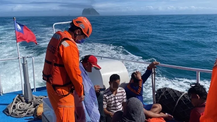 海巡巡防艇共救出5名受困船員。翻攝畫面