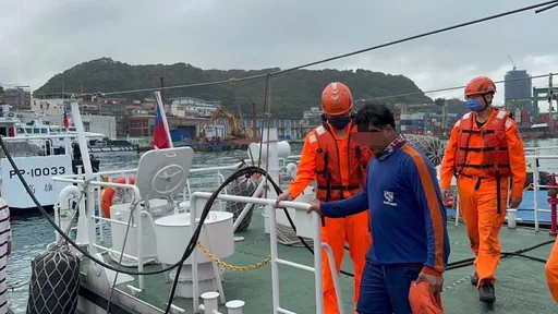 基隆嶼海域漁船觸礁擱淺　海巡巡防艇救援5名受困船員