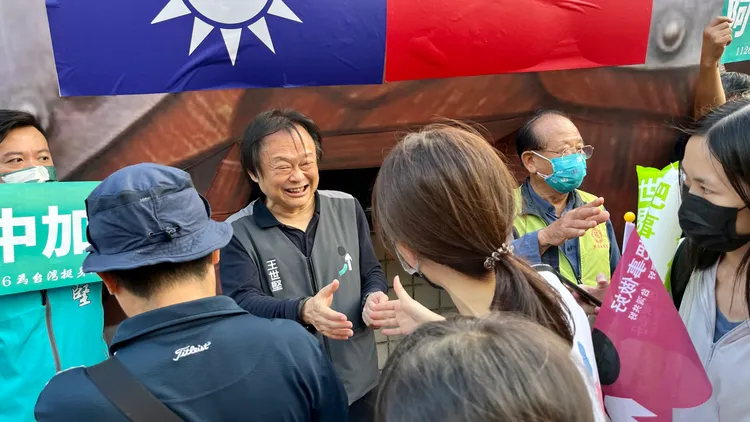 王世堅多次逆黨而行，遭綠營側翼圍剿。資料照片