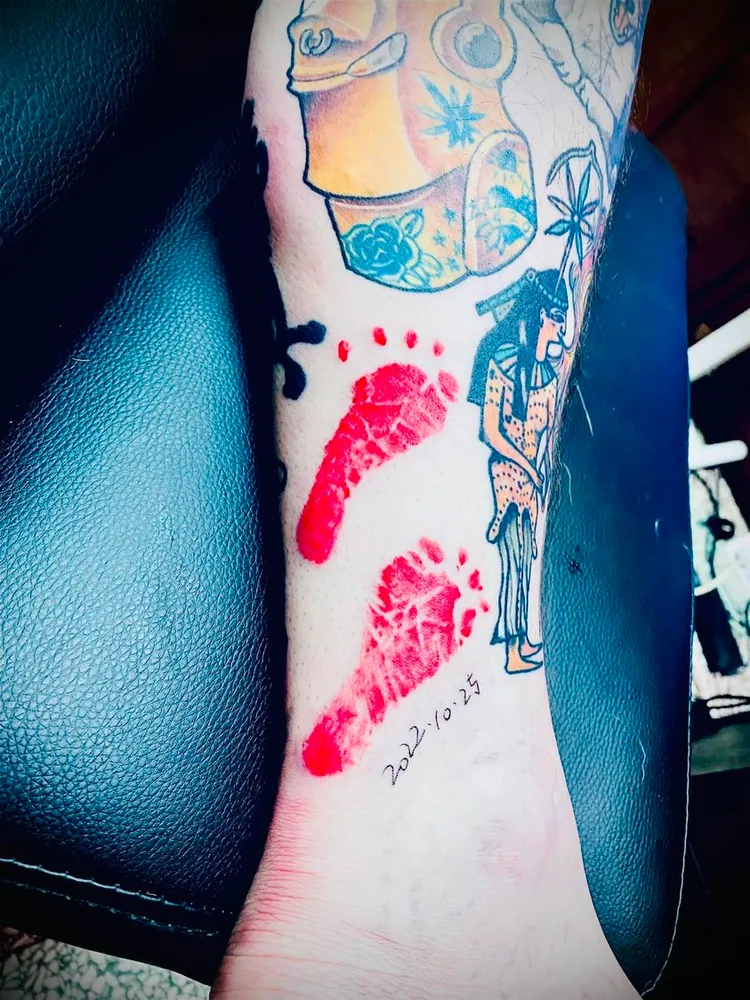 謝和弦昨天將女兒謝音悅出生的腳印，刺在小腿上。翻攝臉書「謝和弦 R-chord (阿扣) 」