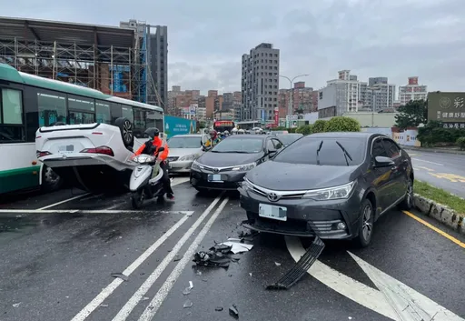 新手上路!駕車逆向連撞3車後翻車 19歲男害重陽橋狂塞2小時