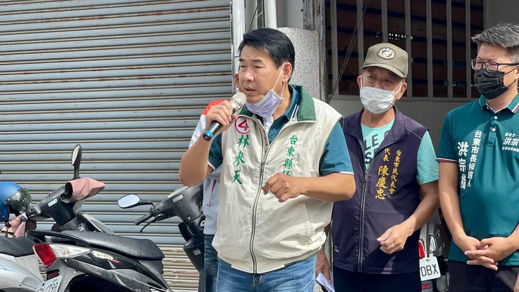 台東縣議員林參天召集各級民代候選人聽取住戶心聲。古和純攝