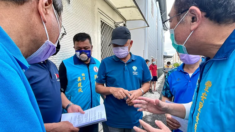 當地里民包圍台東縣府建設處副處長蔡勝雄，要求正視民眾需求。古和純攝