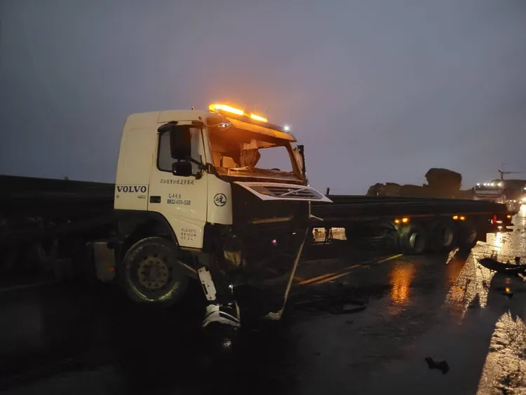 聯結車自撞護欄後爆胎，駕駛輕傷送醫。翻攝臉書新北交通族