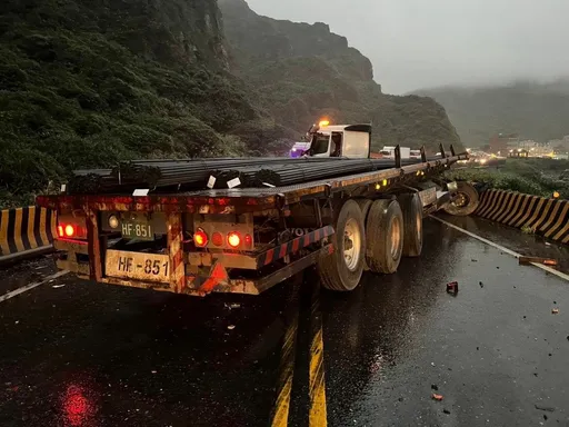 瑞芳台2線81.6公里處聯結車自撞　雙向封閉道路阻塞