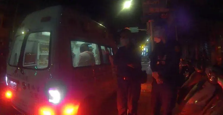 警消將高男強制送醫。翻攝畫面