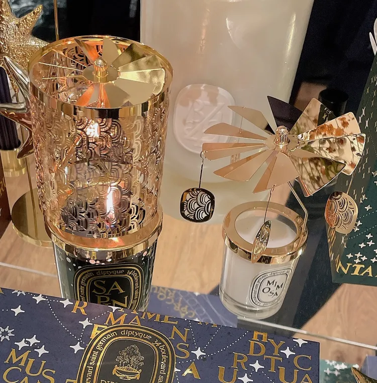 聖誕限量燭光萬花筒3200元（左）、聖誕限量旋轉燭罩及漿果蠟燭190g（右），4000元。張家玲攝
