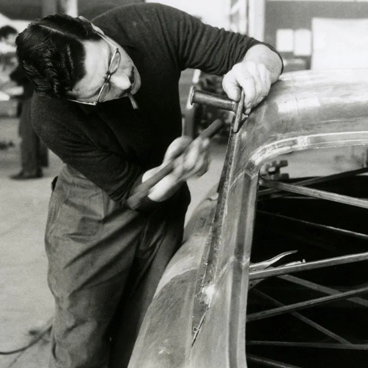 義大利都靈的工程師Alfredo Vignale，創建了Carrozzeria Vignale & C車身製造公司，專責進行車體改造及相關作業。原廠照片