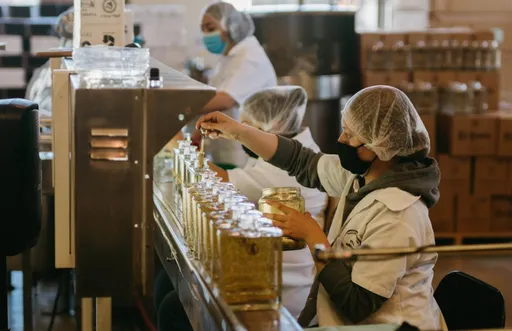 35歲決定不婚不生!作業員月薪32K「下班即躺平」 一群人狂+1