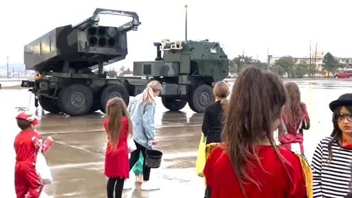 「海馬士」萬聖節發射糖果!美軍用這招讓孩子們開心大叫