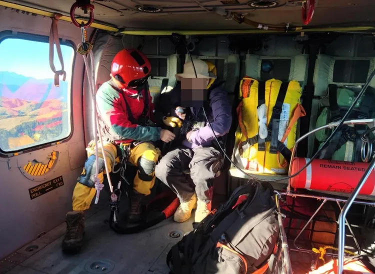 直升機成功吊掛越南籍登山客楊男。空勤提供