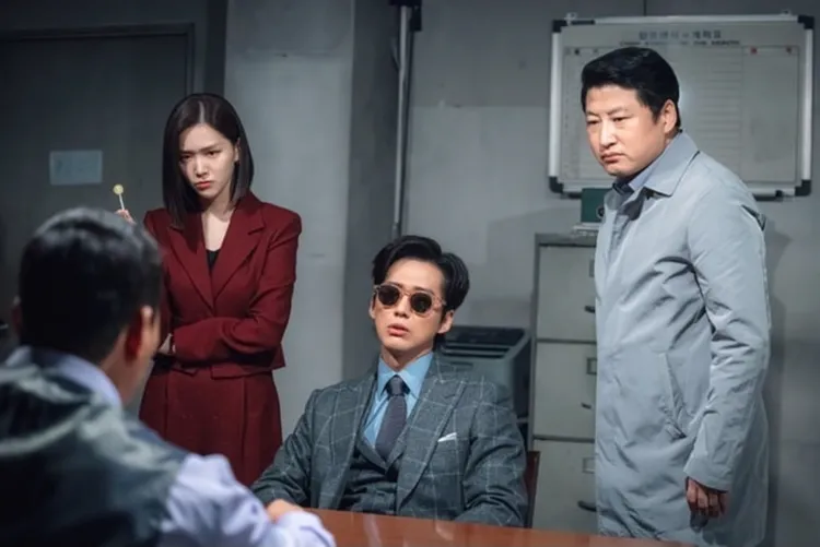 南宮珉（中）、金智恩（左）、朴真宇劇中幫弱勢族群打官司，過程搞笑又溫馨，默契十足，被封為「千白謝三重奏」。翻攝SBS