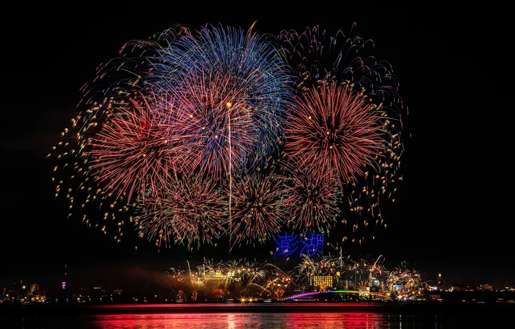 澎湖海上花火節今年邁入第20年，明年將結合迪士尼百年慶典盛大演出。澎湖縣政府提供