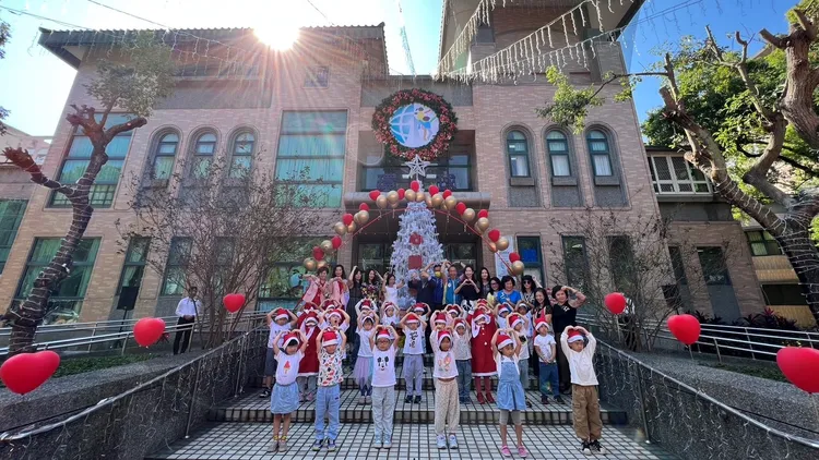 環球科技大學與台中醫師夫人聯誼會、同濟會等多個婦女團體，連續17年共同為雲林家扶中心小朋友募集聖誕禮物。魏嘉良攝