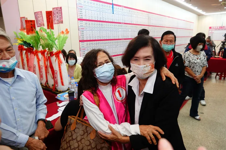 林姿妙與支持者相擁。林泊志攝