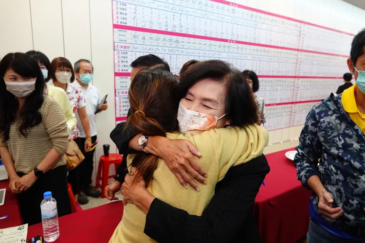 林姿妙與工作人員擁抱，感謝他們選戰期間的辛苦付出。林泊志攝