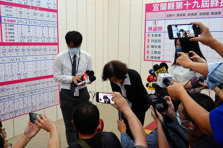 林姿妙發表當選感言時，鞠躬感謝宜蘭鄉親相信她的為人。林泊志攝