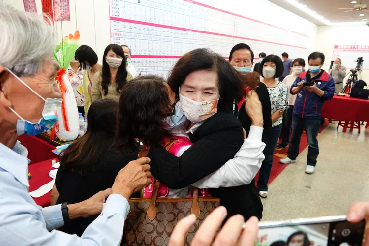 林姿妙與支持者相擁。林泊志攝