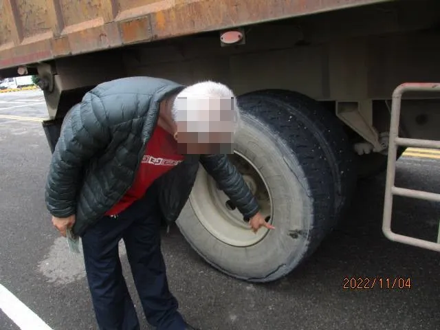 騎士遭砂石車後輪輾斃。中壢警分局提供