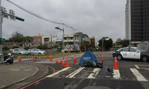疑天雨路滑剎車不及　驚悚！男騎士摔倒遭砂石車輾斃