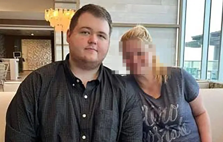 LGBTQ夜店槍擊案兇手奧德瑞契（左）與母親合照。翻攝臉書/ Anderson Lee Aldrich