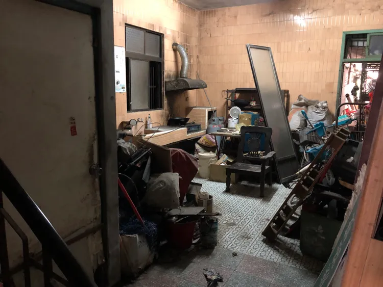 桃園分署執行人員到葉婦住處時，映入眼簾的是雜亂不堪的居所。桃園分署提供