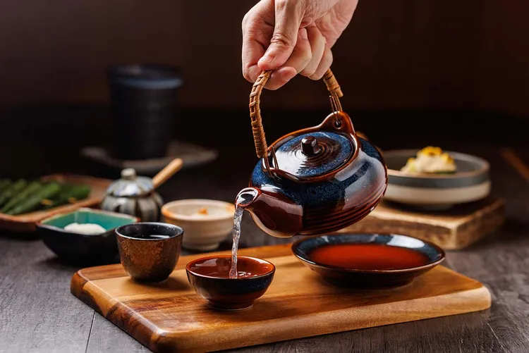 2022/12/02～2023/01/02點「台灣限定おまかせ雞懷石套餐」，另送新品料理「雞肉土瓶蒸」一份。業者提供