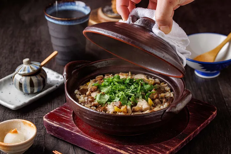 套餐中包含多樣精緻手做料理，像是增添飽足感的「栗香雞肉釜飯」，每人將有一碗份量。業者提供