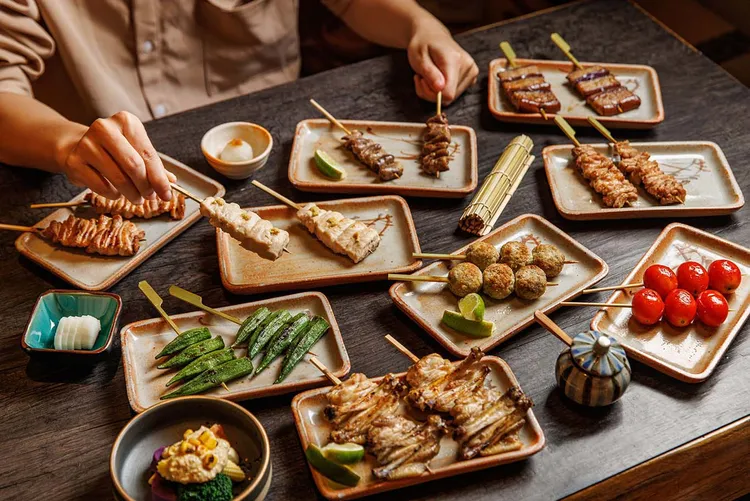 「台灣限定おまかせ雞懷石套餐」每套1500元+10%，內容搭配新鮮時蔬的6肉3菜組合為基礎，並有多道吃來滿是驚喜感的手做料理。業者提供