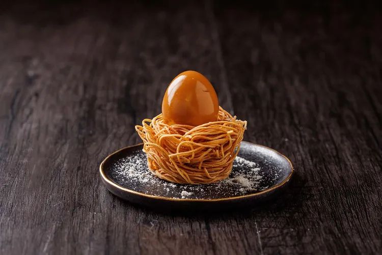 套餐中包含模樣討喜的「酒釀溫泉蛋」，炸雞絲麵搭佐浸漬過酒香再煙燻烤過的鵪鶉蛋。業者提供