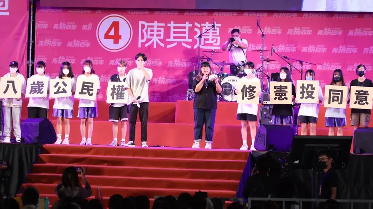 高雄學生民主聯盟代表呼籲選民要投下18歲公民權同意票。侯昌騰攝