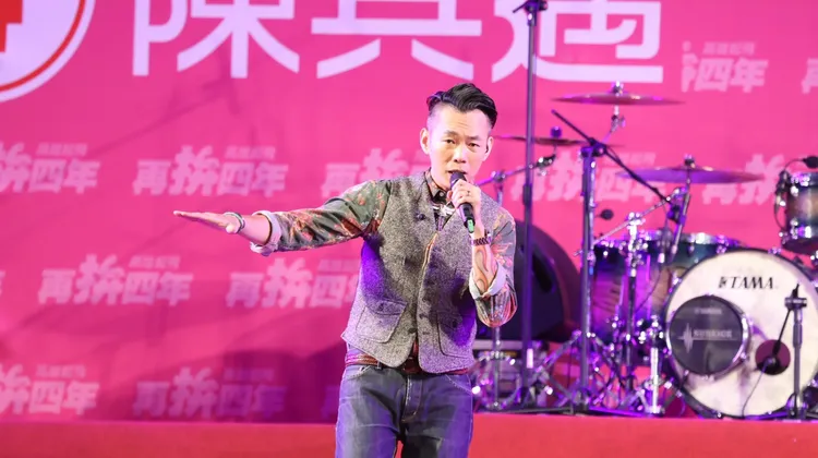 林宗興一連演唱16分鐘，造勢晚會秒變成演唱會。侯昌騰攝