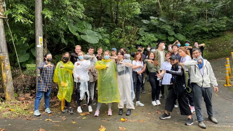 27名國際交換生至烏來體驗原民狩獵與飲食文化。新北市政府提供