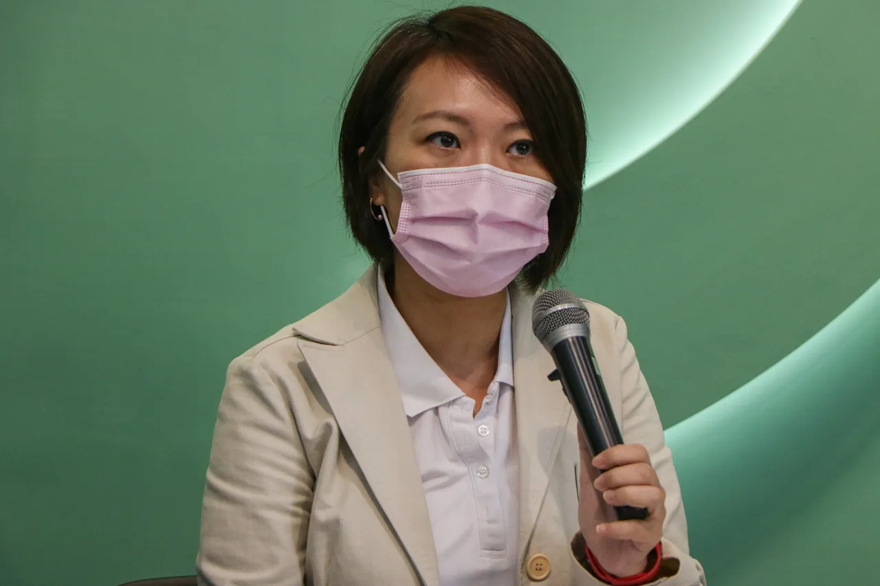 簡舒培質問黃珊珊,「是台北市民欠你的嗎?」賴昀岫攝
